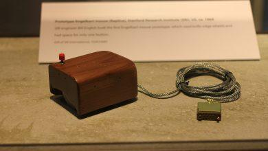 科技冷知識/人類史上第一個滑鼠竟是一塊精心雕刻的「紅木」? 5 史上第一個滑鼠是所謂的「X-Y位置指示器」,由紅木製作而成,現在在史密森尼學會的博物館展出。(圖/截取自維基百科)