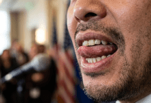 一項研究指出，認知退化的早期跡象可能隱藏在人們的說話方式中。（圖／AI生成）