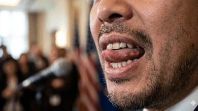 一項研究指出，認知退化的早期跡象可能隱藏在人們的說話方式中。（圖／AI生成）