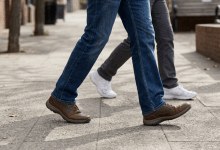 最新研究透露沒那麼簡單，科學家發現，人類的走路姿勢其實是一組「心情密碼」，即便不看臉，光看走路時手腳擺動的幅度，也能研判出心境。（圖／AI生成）