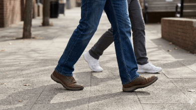 最新研究透露沒那麼簡單，科學家發現，人類的走路姿勢其實是一組「心情密碼」，即便不看臉，光看走路時手腳擺動的幅度，也能研判出心境。（圖／AI生成）