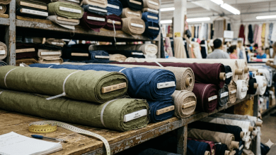 公司將廢棄紡織品視為原料來源。（圖／AI生成）