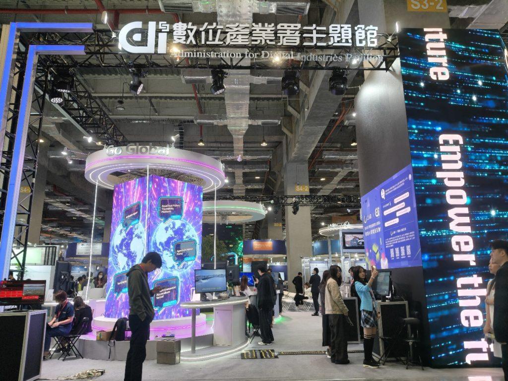 數位發展部數位產業署以「Go Global、Go Digital、Go Green」三大主題設置「數位產業署主題館」。（圖／記者許若茵攝影）