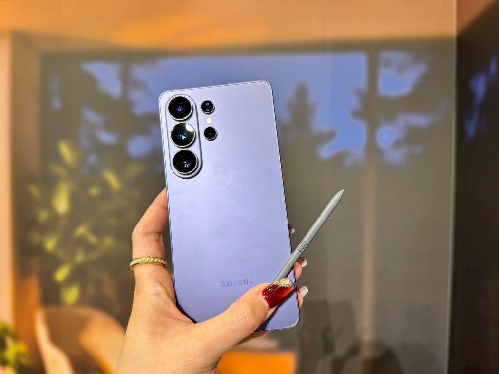 在管理通知時，許多人選擇關閉氣泡通知或彈跳窗通知，許多人選擇關閉鎖定螢幕通知，也不讓螢幕亮起。雖然保護隱私資訊很重要，但我們都應該注意這種隱私保護措施可能會帶來的技術幹擾，並思考這會向空間中的其他人傳達什麼訊息。（圖／記者 孟圓琦攝）