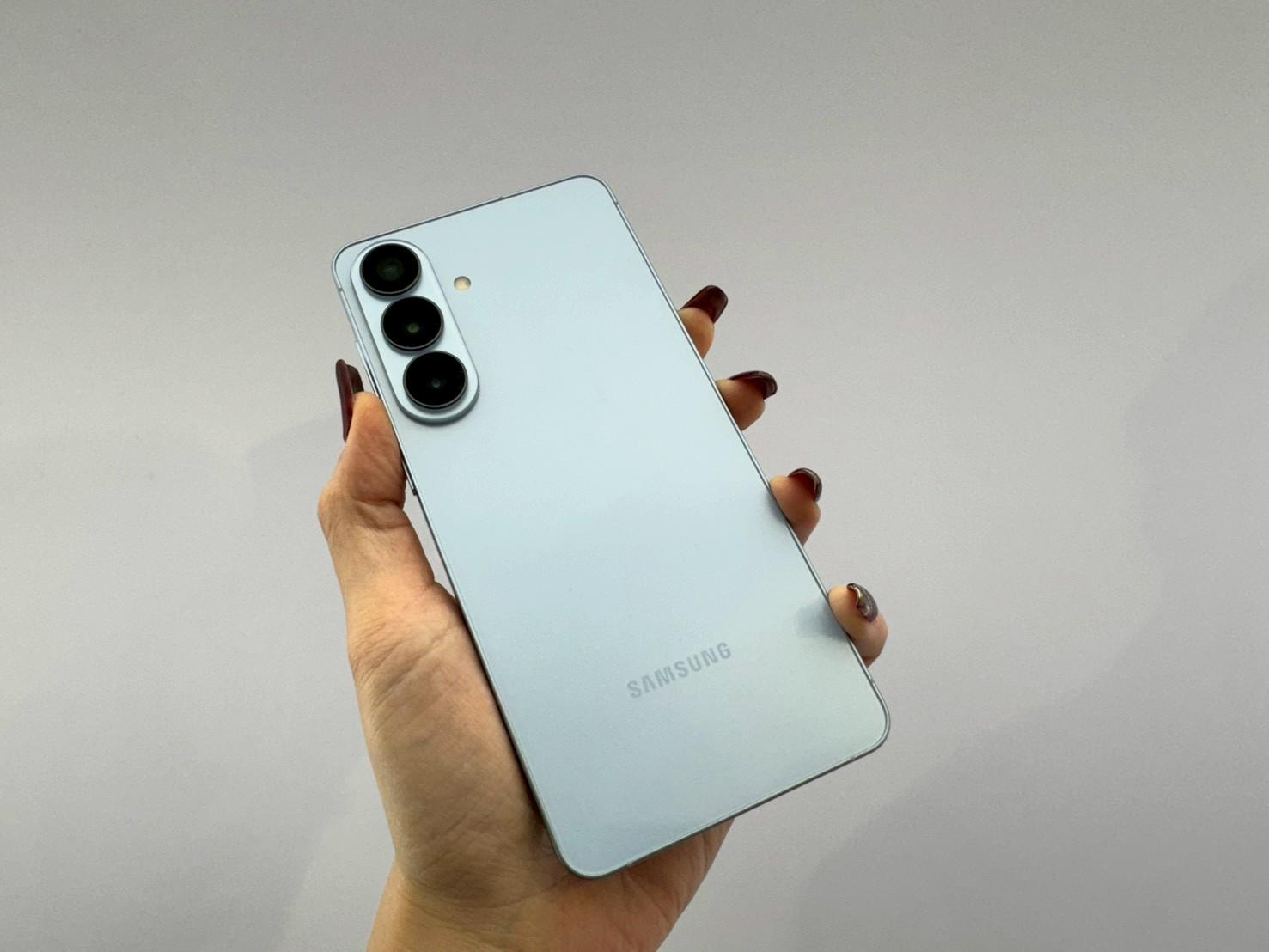 省下六千塊雲台費!三星S26暴力實測神功能「水平鎖定」成手抖救星 2 點擊“相機”並切換到視訊模式,找到並點擊「超級防手震影片」圖標,然後點選「超級防手震(水平鎖定)」,自然拍攝,就能捕捉流暢穩定的畫面。(圖/記者 孟圓琦攝)