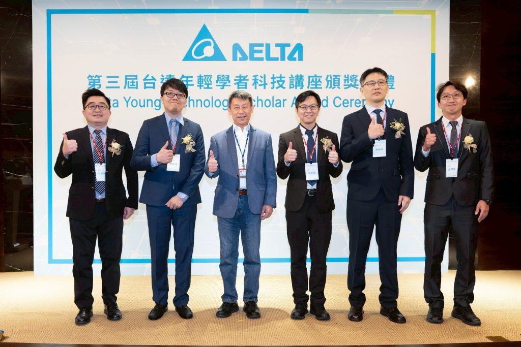 臺科大劉建宏副教授(右二)榮獲「2025年度台達年輕學者科技講座」，與台達電鄭平董事長(左三)合影。（圖／臺科大提供）