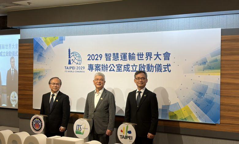 2029 ITS世界大會專案管理辦公室今(30)日舉辦啟動儀式，圖為貴賓合影，左起為：交通部政務次長陳彥伯、中華智慧運輸協會理事長施義芳、臺北市政府副市長張溫德。（圖／記者鄧天心拍攝）