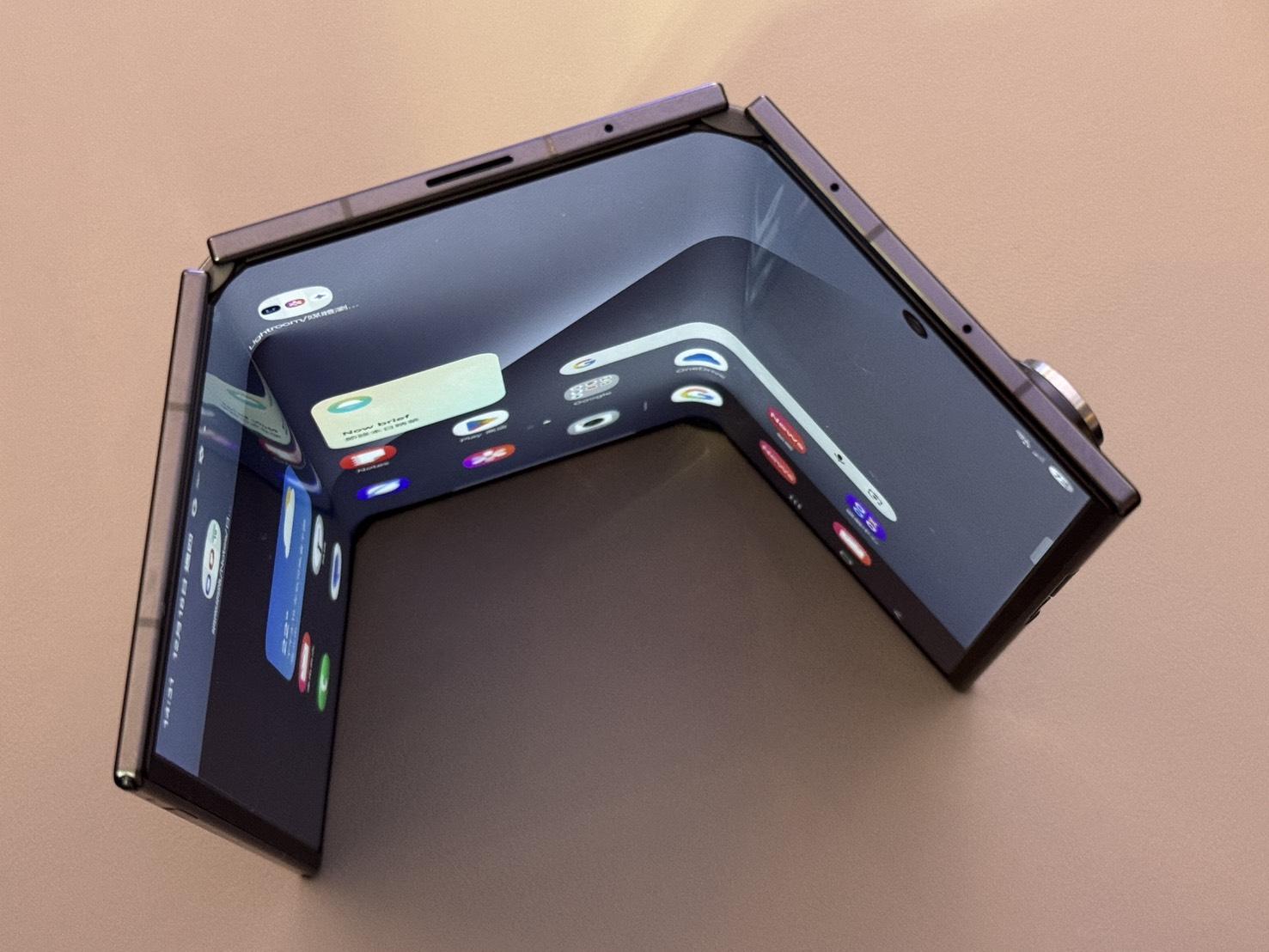 Galaxy Z TriFold 的定位其實並非大眾市場產品，至少三星已經表明，如果他們願意，他們完全可以製造出這樣的設備。（資料圖／記者 孟圓琦攝）