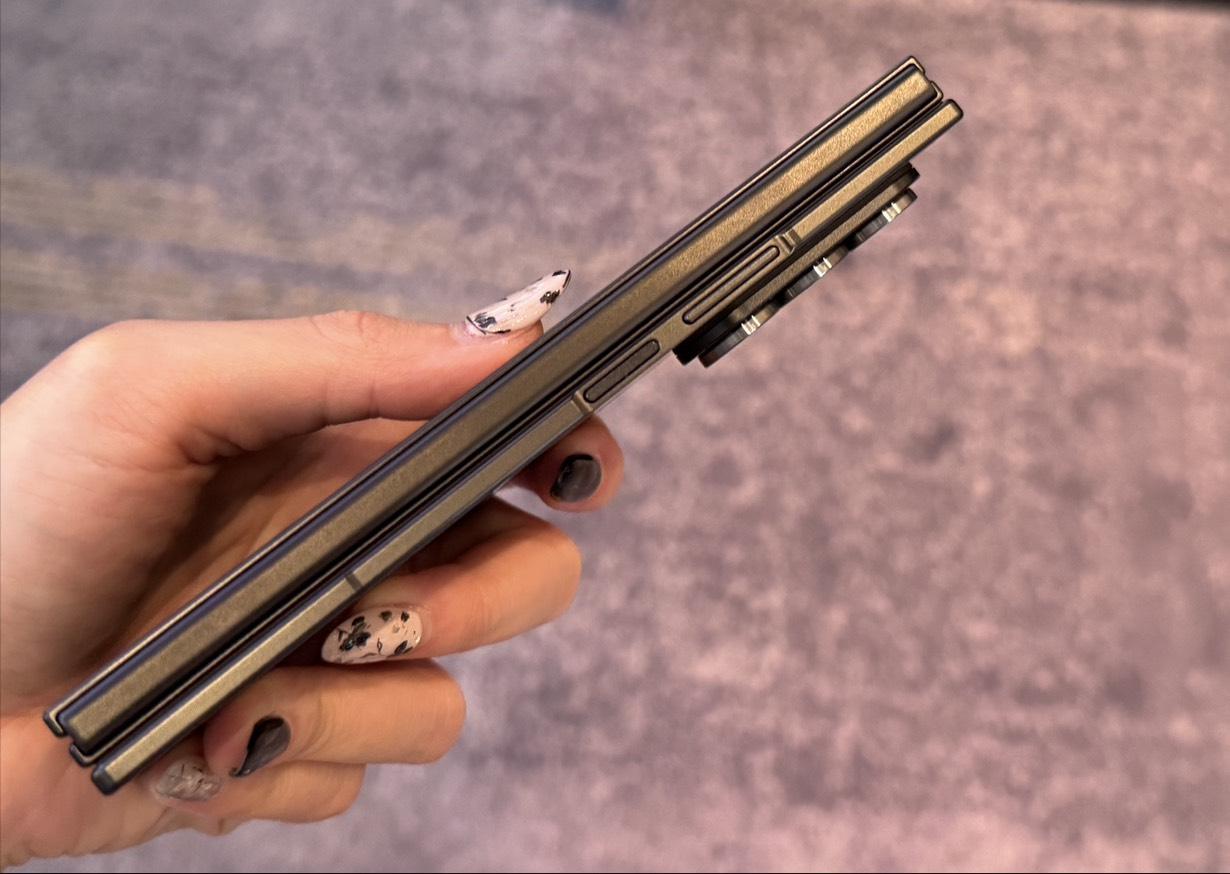 三星行動也決定 從中國星光光電技術有限公司（CSOT）購買 1,500 萬塊更便宜的 OLED 面板，主要用於 Galaxy S26 FE 和 Galaxy A57，以降低營運成本。（資料圖／記者 孟圓琦）