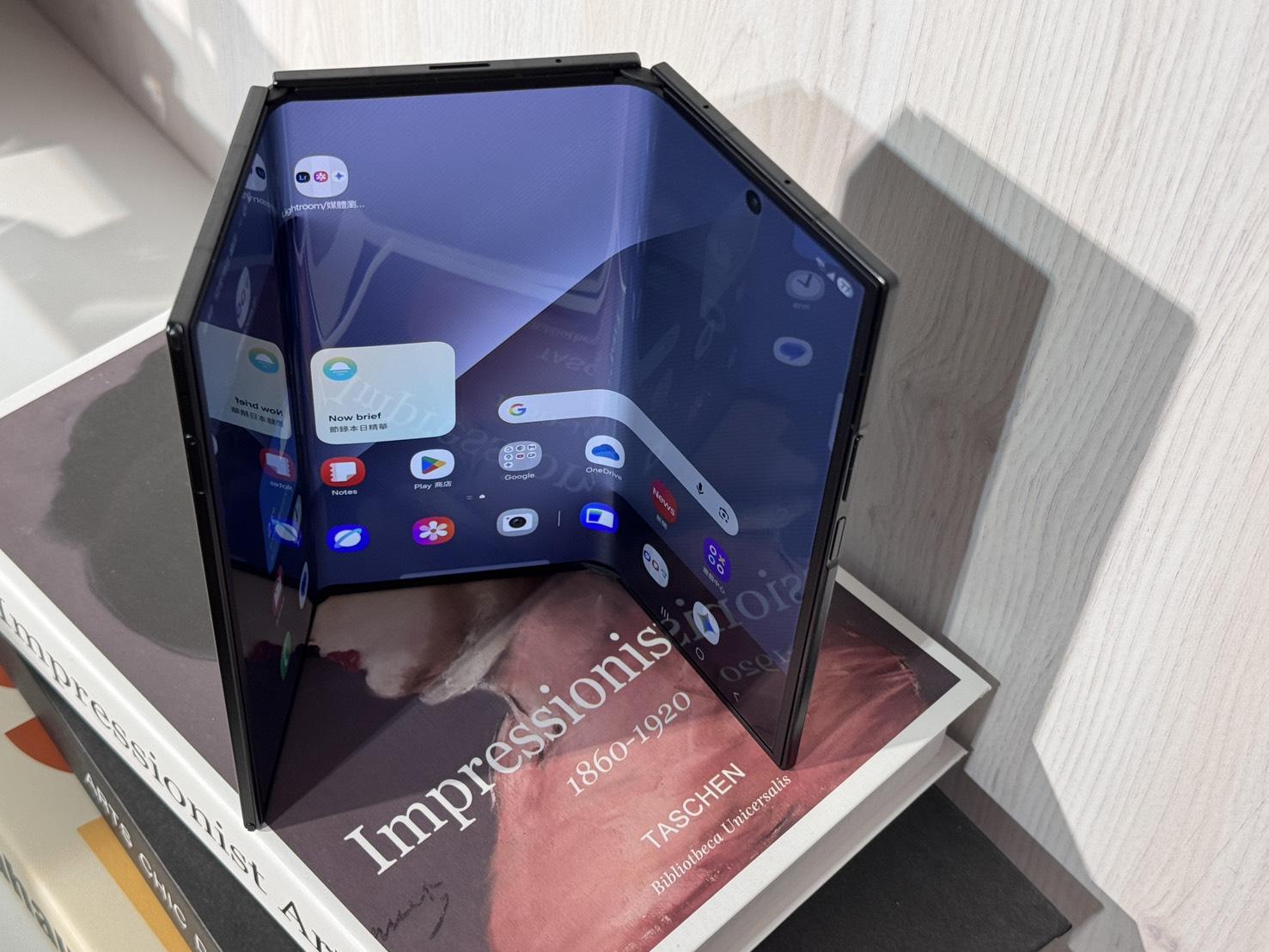 據爆料人 Yeux1122 透露，三星Galaxy Z TriFold 2 的概念已經獲得批准，計劃在2027年底或2028年初發布這款手機。（資料圖／記者 孟圓琦）