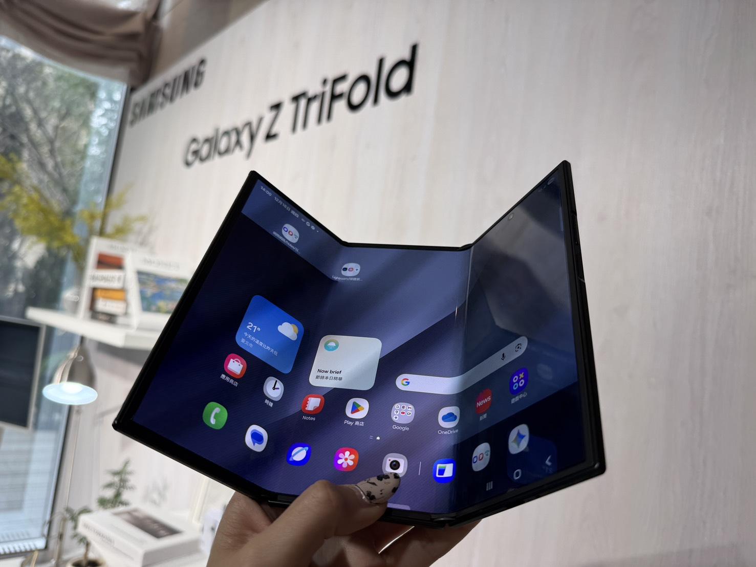 三星發言人已向彭博社證實，該公司將在韓國停售Galaxy Z TriFold手機。Galaxy Z TriFold發表僅三個月後就停產了，但這並不令人意外。三星先前已經明確表示，這款手機只會限量在少數市場販售。（資料圖／記者 孟圓琦攝）