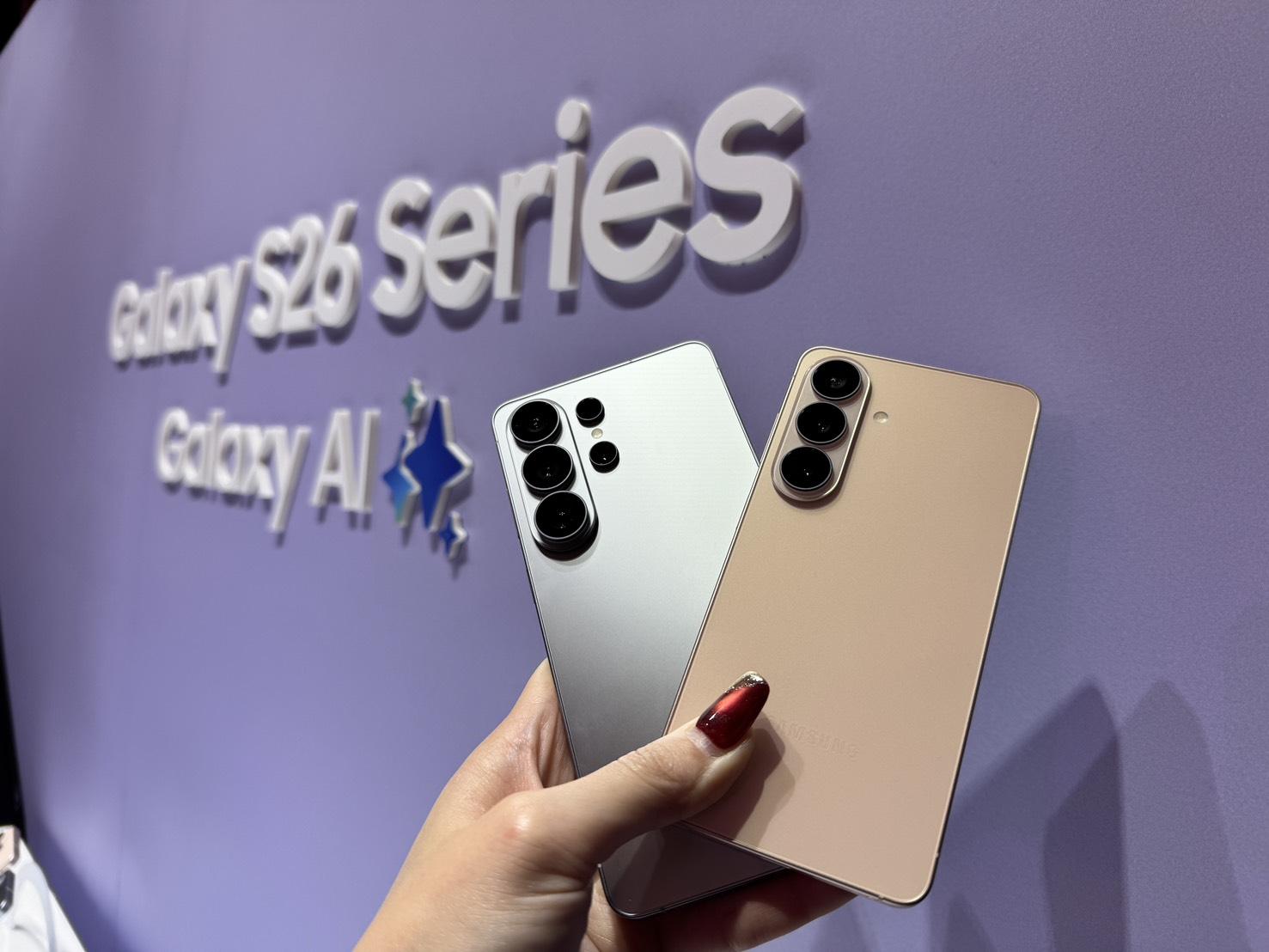 三星在Ultra系列機型上提供了最佳的智慧型手機相機體驗，Galaxy S26 Ultra也不例外。新增的一項顯著功能是，每次啟動相機應用程式時，都可以將預設解析度切換為 2,400 萬像素。（圖／記者 孟圓琦攝）