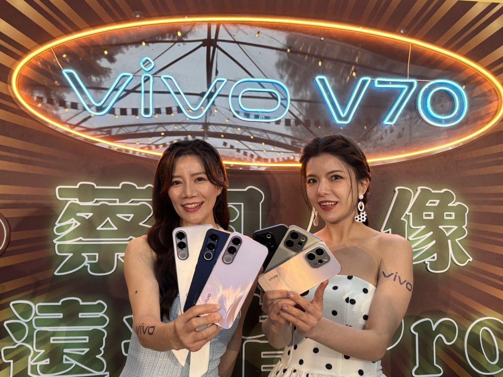 V70系列以精緻R角搭配平面螢幕展現俐落手感，V70推出「豔陽金」、「暮雲灰」、「星曜黑」三款配色，V70 FE則推出「夜藍」、「霧銀」、「花紫」三種。（圖／記者 孟圓琦攝）