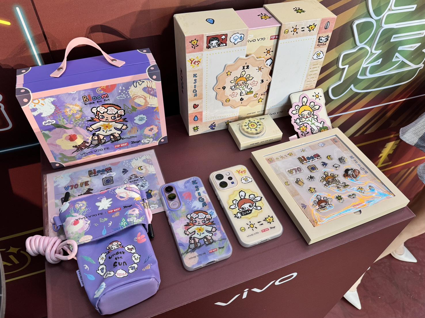 vivo官方體驗店祭出螢幕意外保固12個月乙次與3000元郵政禮券，獨家加碼送POP MART ZSIGA聯名限量禮盒乙組，總價值最高破萬元回饋加碼。（圖／記者 孟圓琦攝）