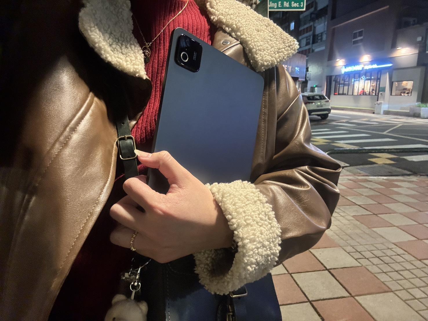 Xiaomi Pad 8 的機身更薄，電量更大，對於需要常跑不同現場記錄的文書需求、通勤車上追劇而言，3:2 長寬比讓視覺體驗更舒適，且便攜舒適 。（圖／記者 孟圓琦攝）