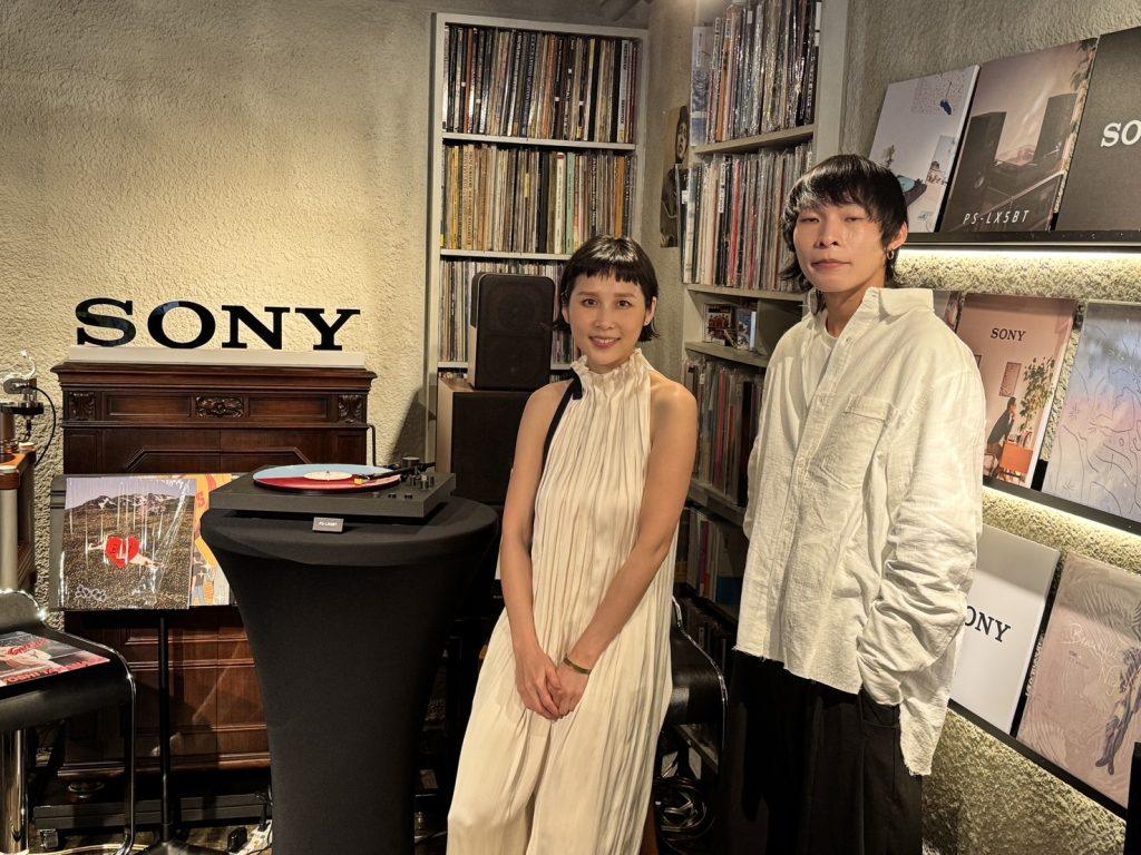 新生代創作歌手葉穎和音樂愛好創作者「英吉戴耳機」特別推薦Sony PS-LX3BT 和 PS-LX5BT直覺操作的設計給初試黑膠唱盤的樂迷，輕鬆重拾類比音源的美好年代！（圖／記者 孟圓琦攝）