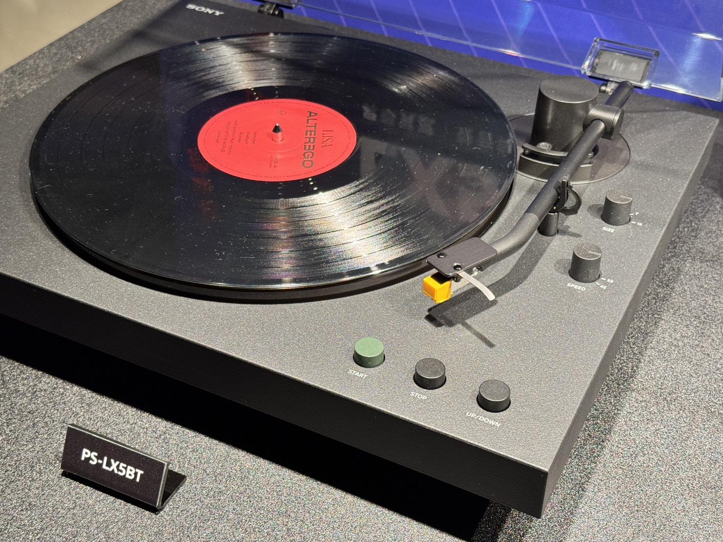 PS-LX5BT配備高階唱頭，還有鍍金音訊插孔支援高品質有線連接，可針對使用需求更替音訊線材。（圖／記者 孟圓琦攝）