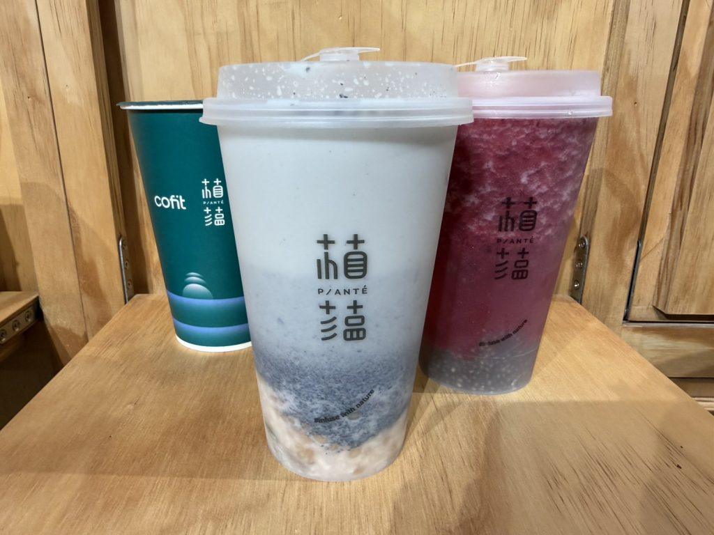 Cofit攜手植蘊Plante推出「芝麻高蛋白堅果飲」與「莓果益生菌奇亞飲」2款輕食飲。（圖／記者彭夢竺攝影）