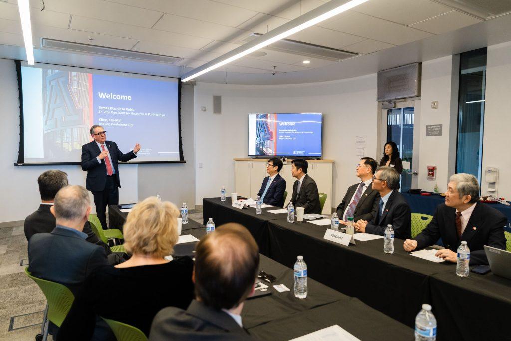 科技產業系列報導/求職不怕 面試也有小撇步 科系不限 打開視野去圓夢 8 高雄市長陳其邁率市府團隊與國立中山大學訪問全球光學研究權威亞利桑那大學,中山大學校長指派電機系主任謝耀慶與市府共同出訪,探討「矽光子」產學對接。(圖/高雄市政府提供)