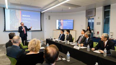 陳其邁深入亞利桑那大學 促「矽光子」台美跨國產學合作 4 高雄市長陳其邁率市府團隊與國立中山大學訪問全球光學研究權威亞利桑那大學,中山大學校長指派電機系主任謝耀慶與市府共同出訪,探討「矽光子」產學對接。(圖/高雄市政府提供)