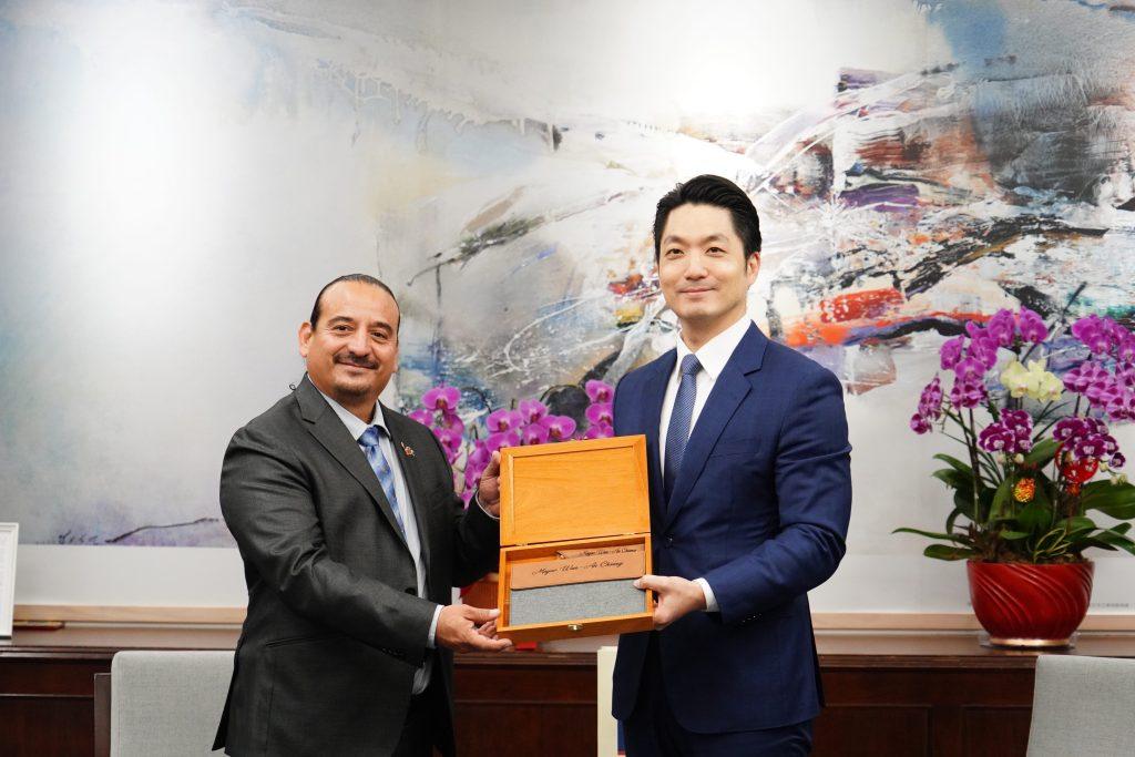 蔣萬安特別挑選臺灣產優質威士忌贈予凱威奇，展現臺灣精湛的釀造工藝；凱威奇市長則回贈特製的「刻字書套」，為此次會晤畫下溫馨圓滿的句點。（圖／台北市政府提供）