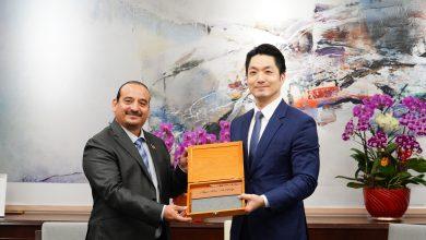 蔣萬安特別挑選臺灣產優質威士忌贈予凱威奇，展現臺灣精湛的釀造工藝；凱威奇市長則回贈特製的「刻字書套」，為此次會晤畫下溫馨圓滿的句點。（圖／台北市政府提供）