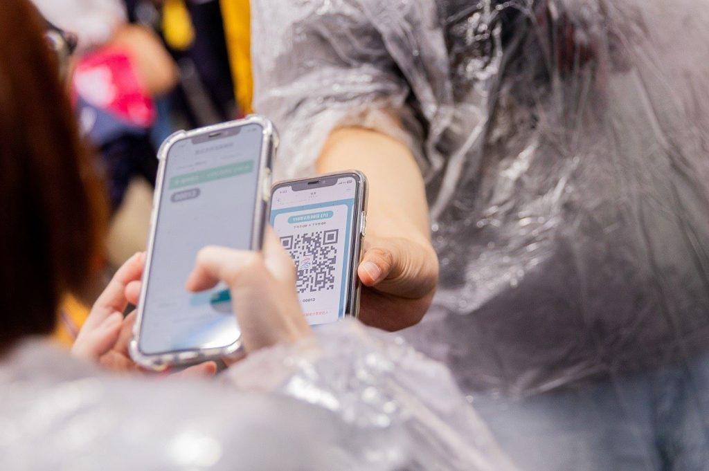 現場即時報名功能展現系統在活動尖峰時段穩定處理的量能，九成民眾對系統使用滿意度給予五星的滿分評價。（圖／高雄市政府提供）