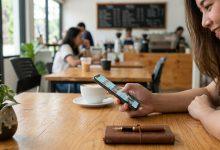 手機滑社群（圖／AI生成）