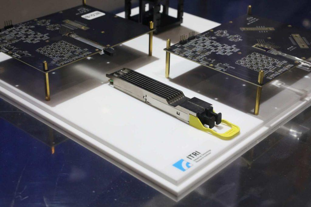 工研院研發全台首款「1.6 Tbps 矽光子光引擎模組」，讓資料傳輸從電變成速度更快的「光」。這項技術能讓 AI 運算速度變快、耗電變少，解決網路塞車與過熱問題，並透過技術平台協助台灣廠商轉型，穩固電信與半導體實力。（圖／經濟部提供）