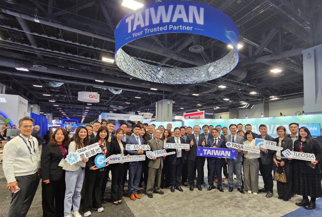駐美代表俞大㵢大使造訪全球最大衛星展SATShow-台灣主題館與參展業者合照。（圖／駐美代表處提供）