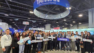 駐美代表俞大㵢大使造訪全球最大衛星展SATShow-台灣主題館與參展業者合照。（圖／駐美代表處提供）