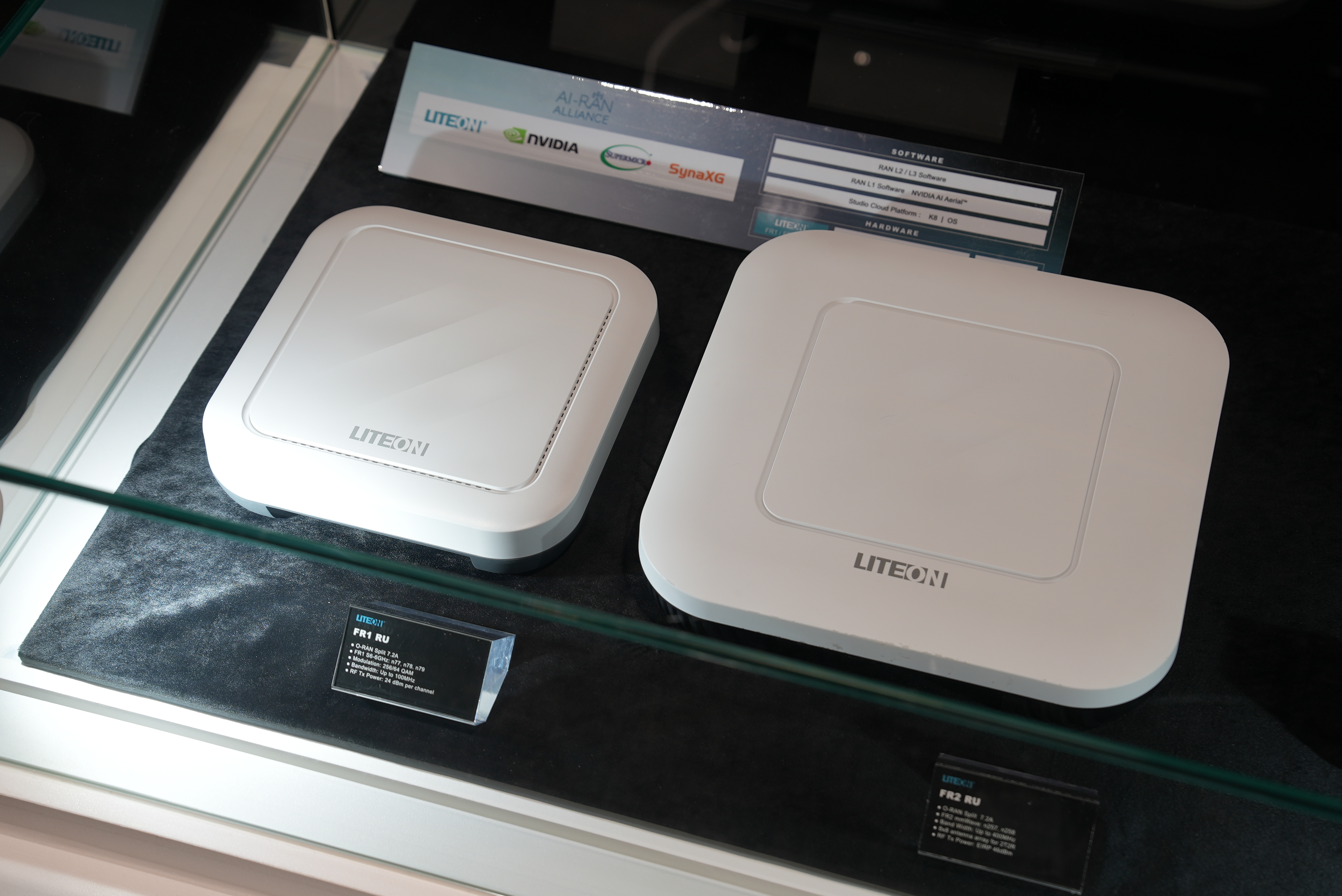 光寶科技展示相容 NVIDIA DGX Spark 的 5G O‑RAN 小基站。（圖／光寶科技提供）