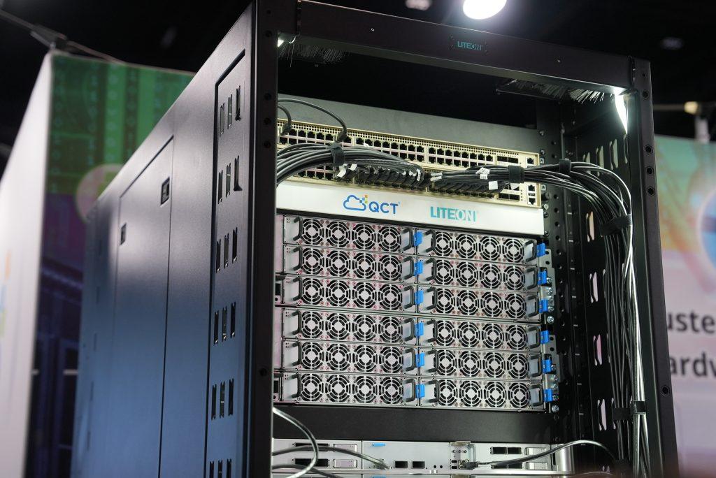 光寶與雲達共同展示基於NVIDIA Vera Rubin NVL72 的AI機架式平台解決方案，配置光寶110kW機架式電源。（圖／光寶提供）