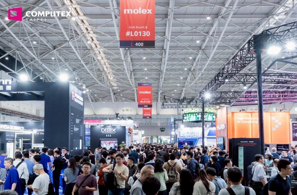 COMPUTEX 2026龍頭齊聚!橫跨研發製造與應用 逾1500家大廠進駐 2 COMPUTEX展出內容涵蓋AI供應鏈、先進通訊、關鍵零組件及智慧解決方案等,完整呈現AI技術落地應用與產業發展趨勢,每年吸引破萬名國內外專業人士觀展 共同創造無限科技商機,圖為2025展覽現場。(圖/外貿協會提供)