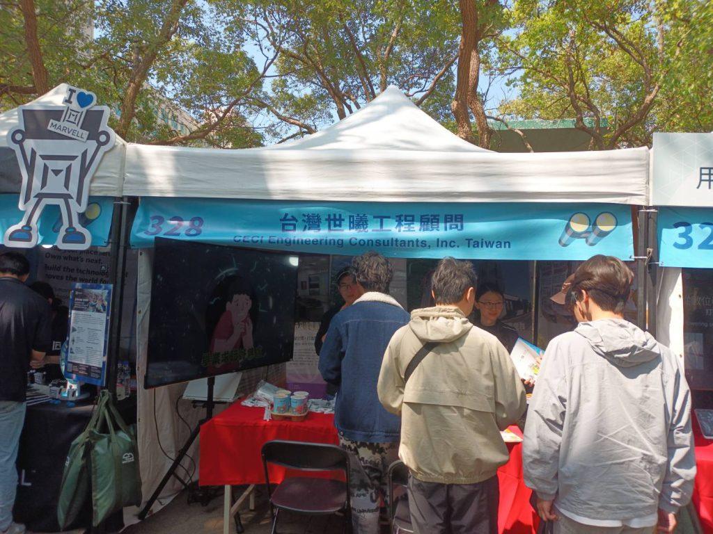 台灣世曦徵才攤位吸引眾多學子前來諮詢。（圖／記者林育如攝）