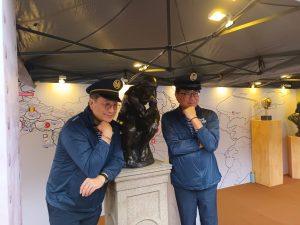 台泥董事長張安平（左）以船長造型，偕同總經理程耀輝（右）與跨事業體同仁代表，向具開創力與國際溝通潛力的π型人才招手。（圖／記者林育如攝）