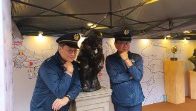 台泥董事長張安平（左）以船長造型，偕同總經理程耀輝（右）與跨事業體同仁代表，向具開創力與國際溝通潛力的π型人才招手。（圖／記者林育如攝）