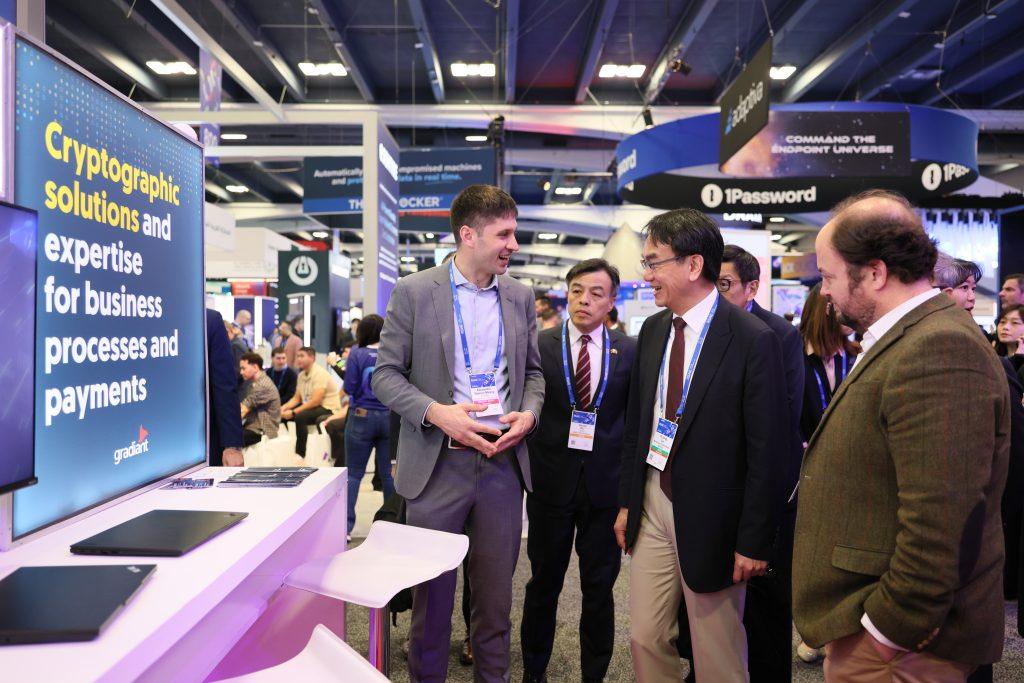 林宜敬參訪西班牙館, 與其參展廠商交流互動。（圖／數發部提供）