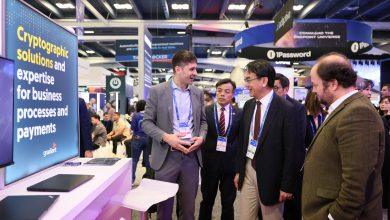 林宜敬參訪西班牙館, 與其參展廠商交流互動。（圖／數發部提供）