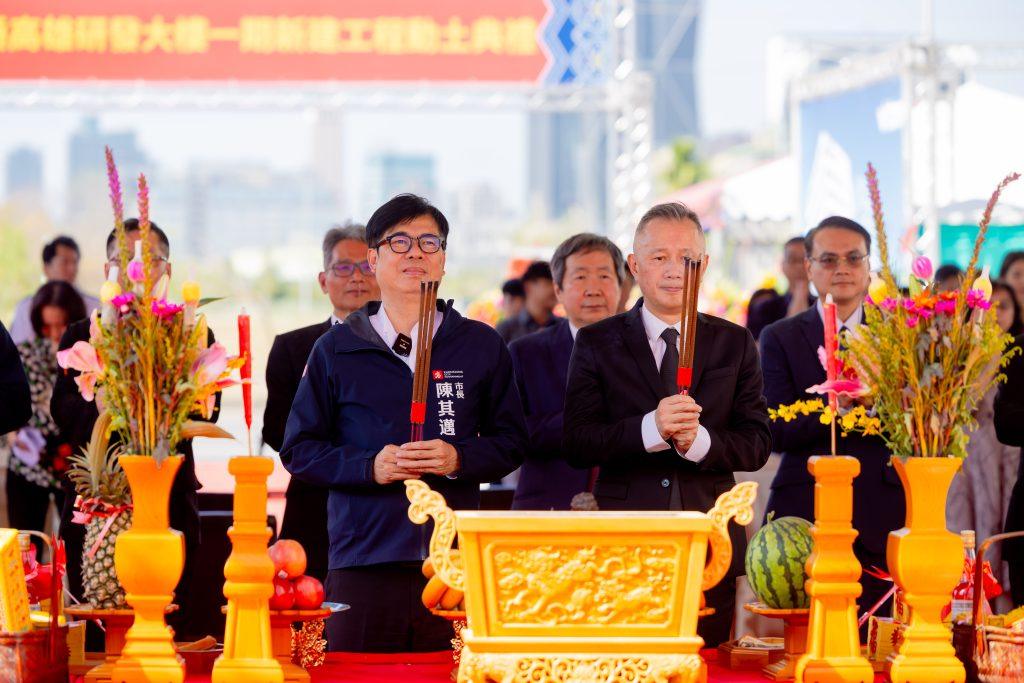 左為高雄市長陳其邁 右為緯創資通總經理暨執行長林建勳