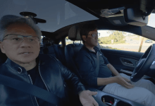 輝達汽車部門負責人Xinzhou Wu邀請黃仁勳體驗搭載輝達技術的自動駕駛系統。（圖／截取自輝達官方YT）