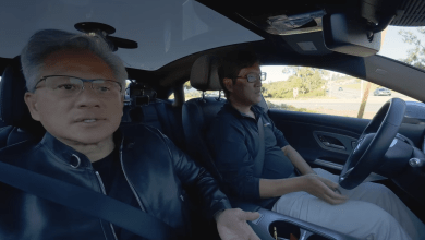 輝達汽車部門負責人Xinzhou Wu邀請黃仁勳體驗搭載輝達技術的自動駕駛系統。（圖／截取自輝達官方YT）