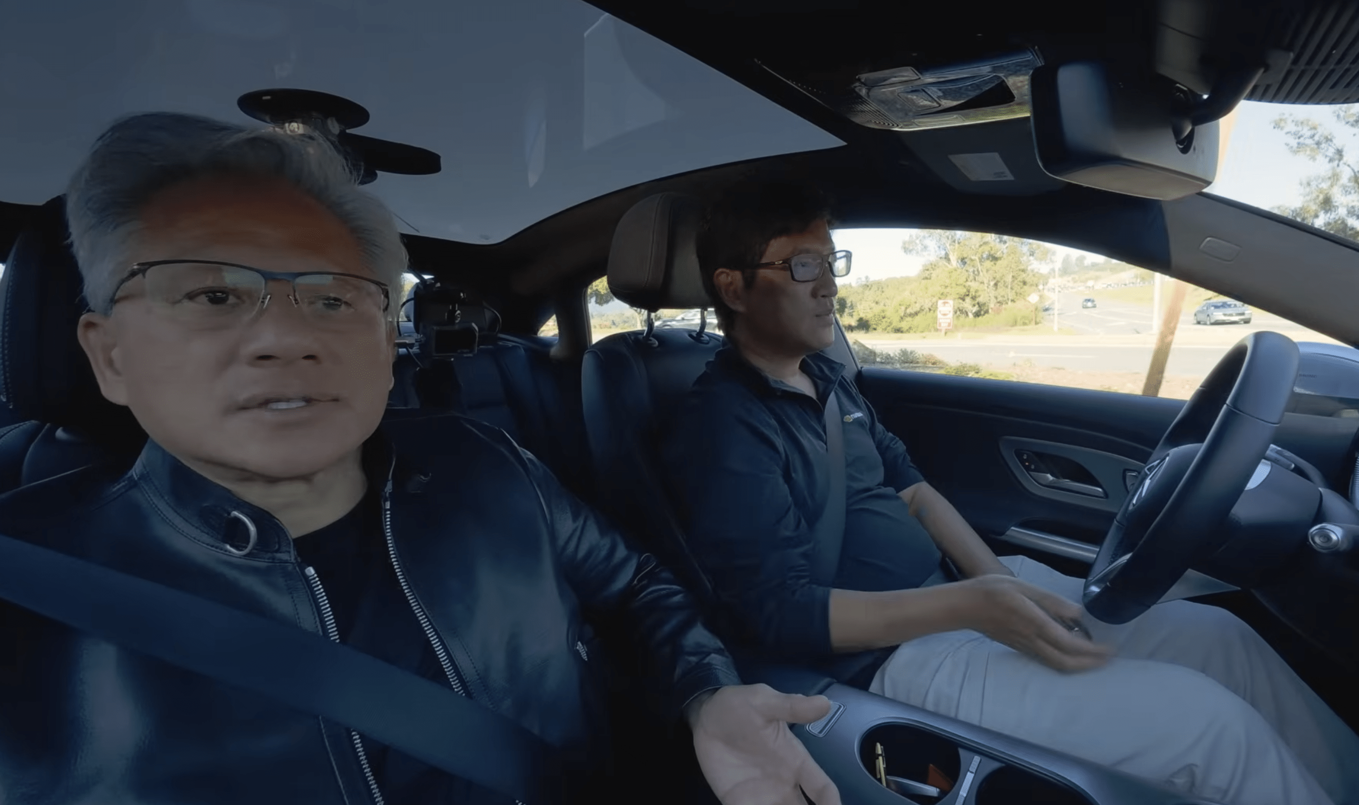 輝達汽車部門負責人Xinzhou Wu邀請黃仁勳體驗搭載輝達技術的自動駕駛系統。（圖／截取自輝達官方YT）