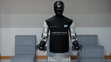 英國機器人新創公司Humanoid與軟體巨頭SAP合作的計畫，代號為「HMND 01 Alpha Wheeled」的機器人具備處理汽車製造物流與倉庫作業的能力。（圖／Humanoid提供）