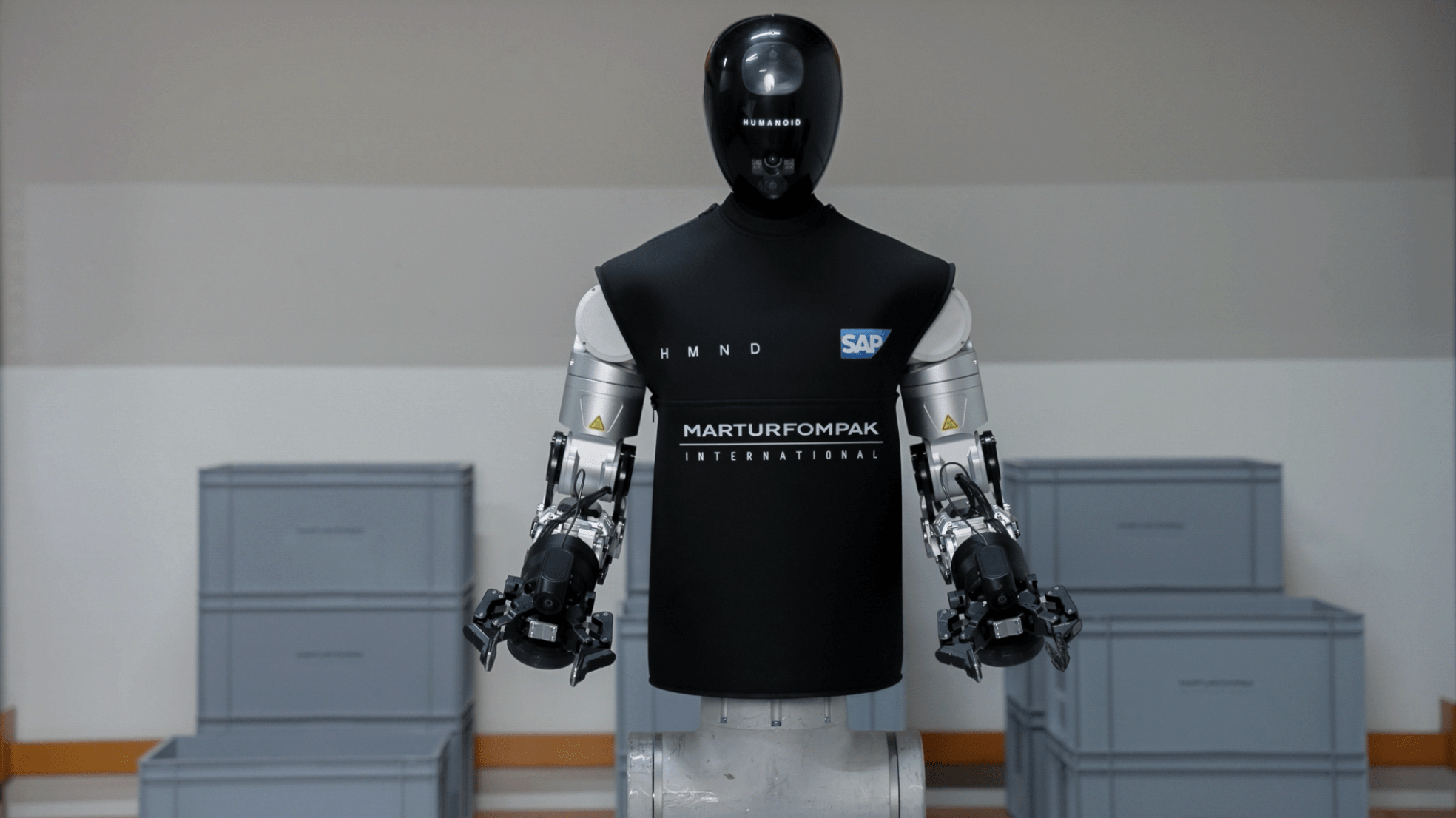 人類要失業了嗎?新創Humanoid機器人成功上線測試 搬貨、揀貨一手包辦 1 英國機器人新創公司Humanoid與軟體巨頭SAP合作的計畫,代號為「HMND 01 Alpha Wheeled」的機器人具備處理汽車製造物流與倉庫作業的能力。(圖/Humanoid提供)