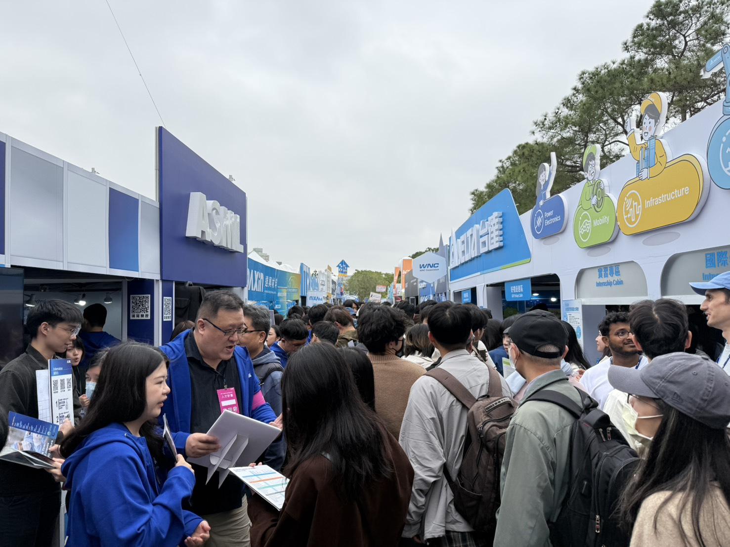 2026清大校徵/2萬職缺搶才!清大工工系學生鎖定實習 卡位IC設計產業 1 清大校園徵才熱鬧登場,現場人潮絡繹不絕。(圖/記者彭夢竺攝影)