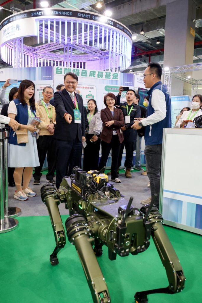 環境部「環境科技治理AI館」首次展示機械犬，將環境治理與科技充分融合及運用。（圖／環境部提供）