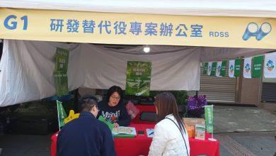 2026陽明交大校徵/學子研替申請熱烈諮詢 限額先搶先贏 6 陽明交大校徵研替辦公室攤位學子諮詢現場。(圖/記者林育如攝)
