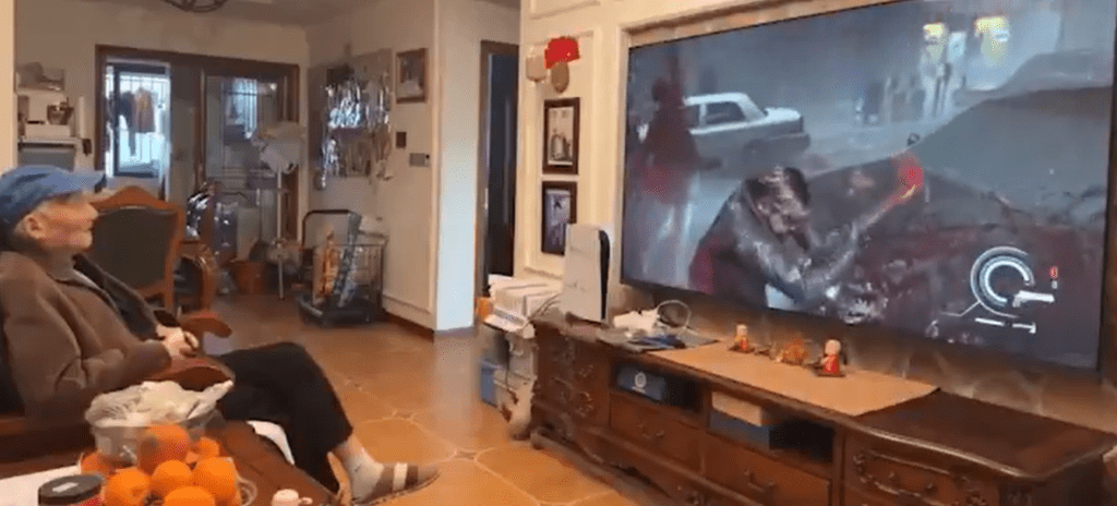 精選 5 91歲的中國遊戲實況主楊炳林,主要活躍於bilibili,近日他在沒有任何攻略的情況下通關了《惡靈古堡:安魂曲》。(圖/擷取自@nexta_tv X)