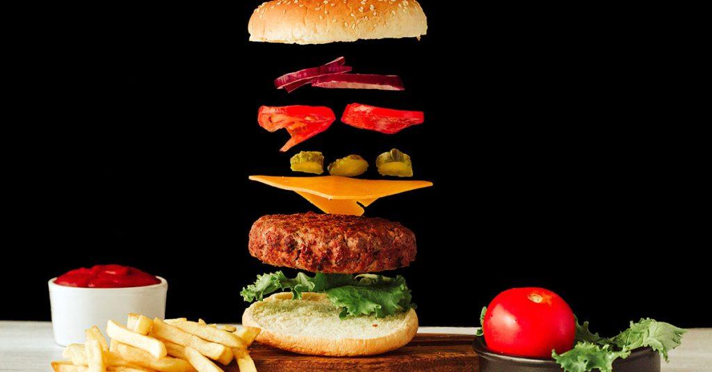 滑手機看到漢堡、巧克力蛋糕、炸雞等美食影片，很多正在減肥的人第一反應可能是立刻滑掉，擔心自己會忍不住嘴饞。（圖／123RF）